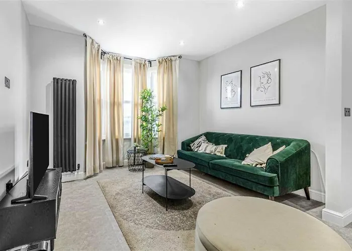 3-Bedroom House In Greenwich